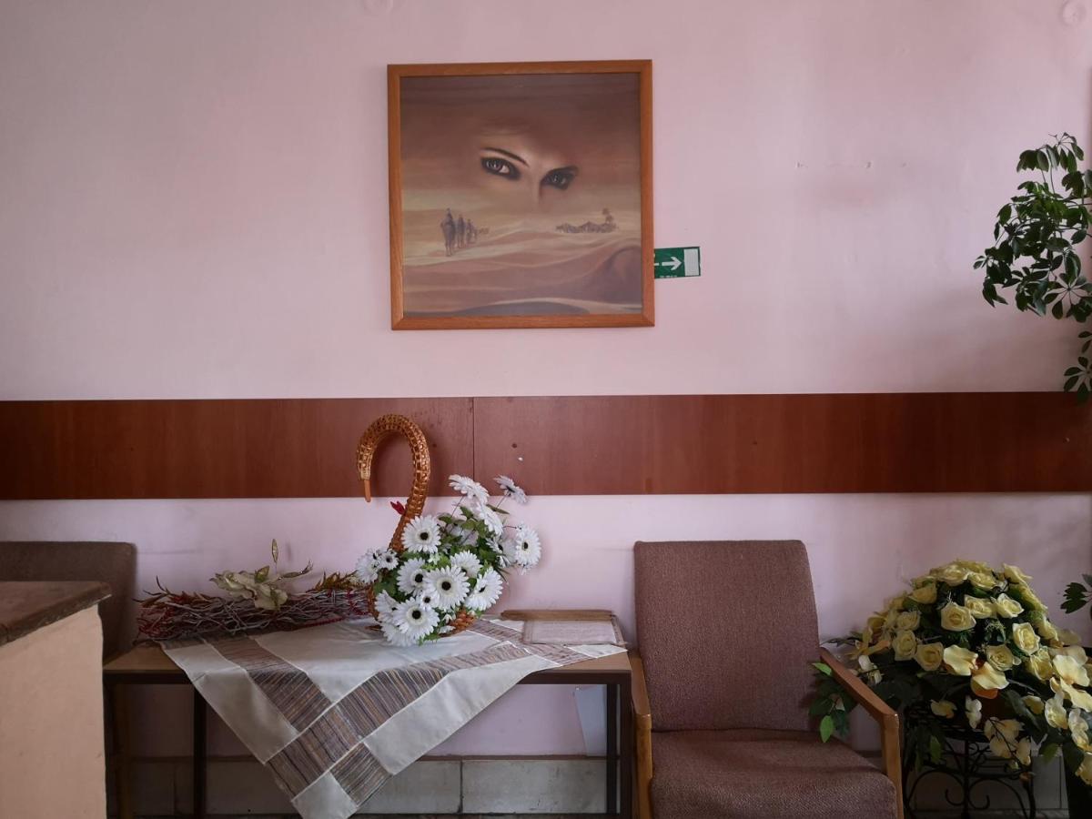 Biela Labut Hotel Michalovce Buitenkant foto
