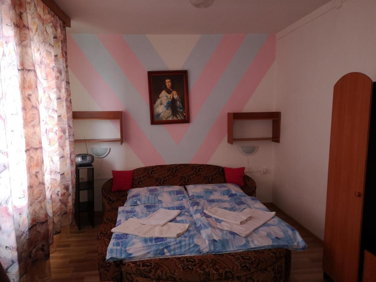 Biela Labut Hotel Michalovce Buitenkant foto