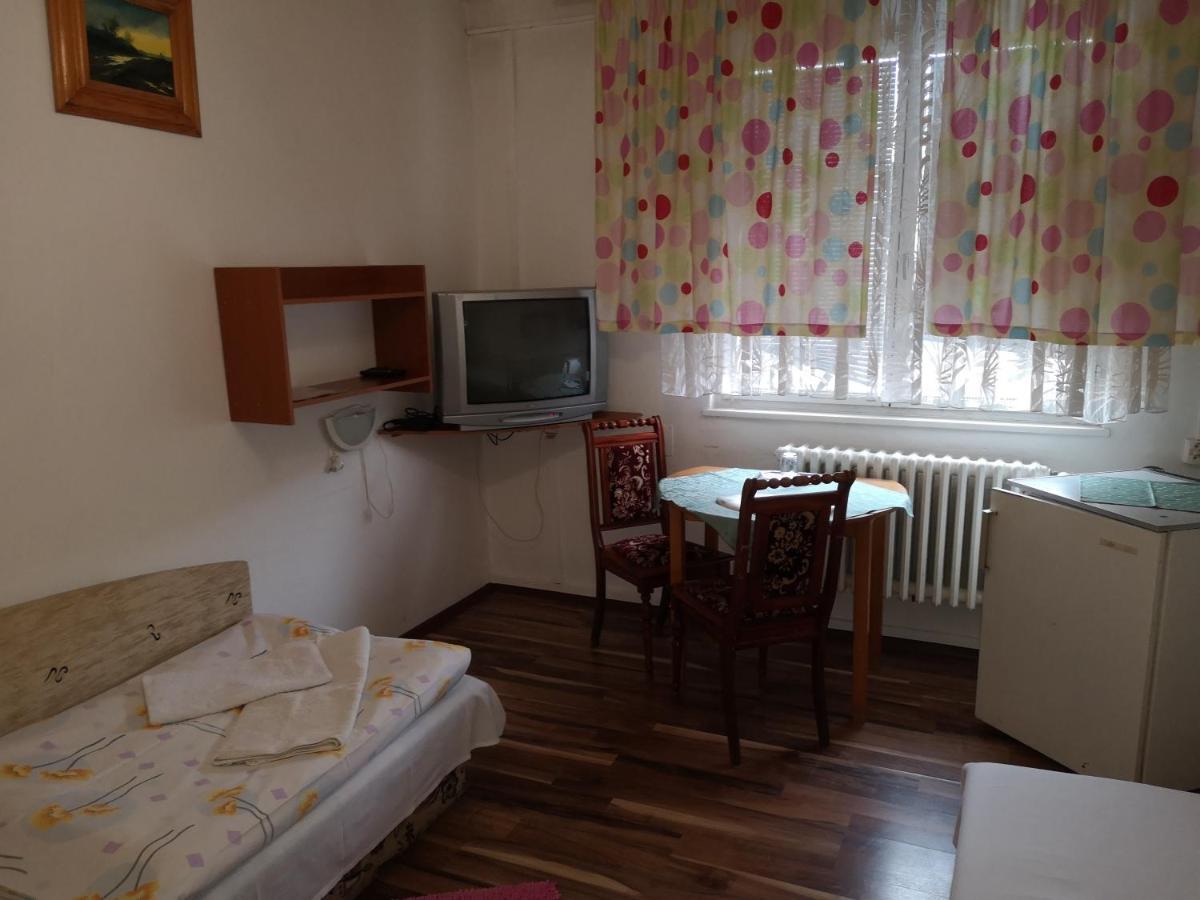 Biela Labut Hotel Michalovce Buitenkant foto