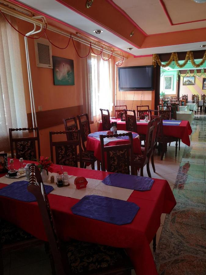 Biela Labut Hotel Michalovce Buitenkant foto