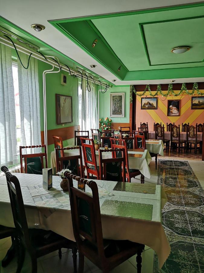 Biela Labut Hotel Michalovce Buitenkant foto
