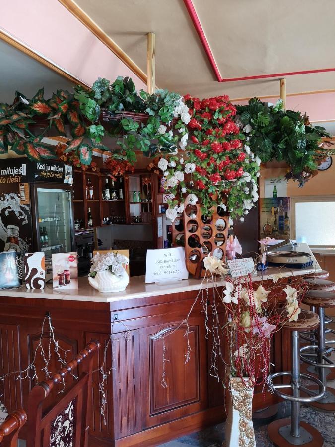 Biela Labut Hotel Michalovce Buitenkant foto