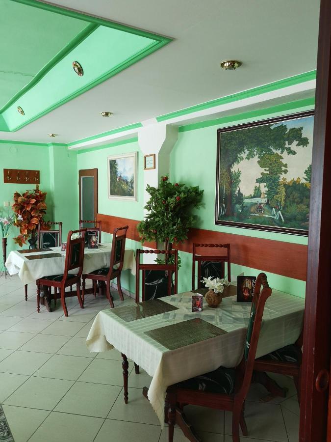 Biela Labut Hotel Michalovce Buitenkant foto